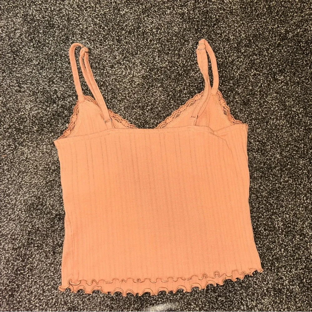 V Neck Lace Detail Adjustable Strap Spaghetti Strap Cropped Tank Top - Picture 4 of 6